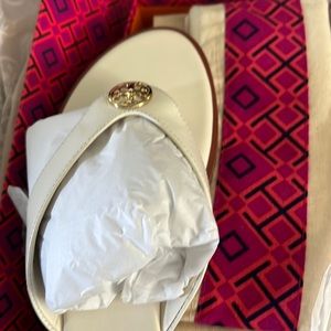 Tory Burch Benton thong/ new never worn